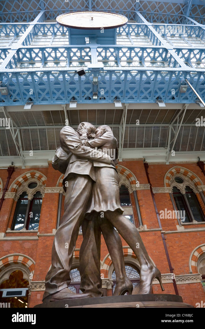 "Lugar de encuentro" escultura en la estación de tren de St Pancras. Londres. Inglaterra. En el Reino Unido. Foto de stock