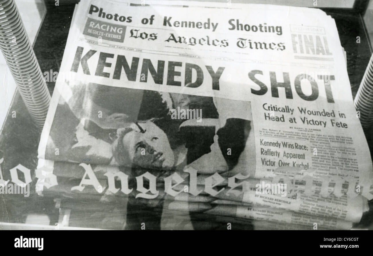 ROBERT F. KENNEDY (1925-1968) Portada de Los Angeles Times detallando su asesinato el 5 de junio de 1968 Foto de stock