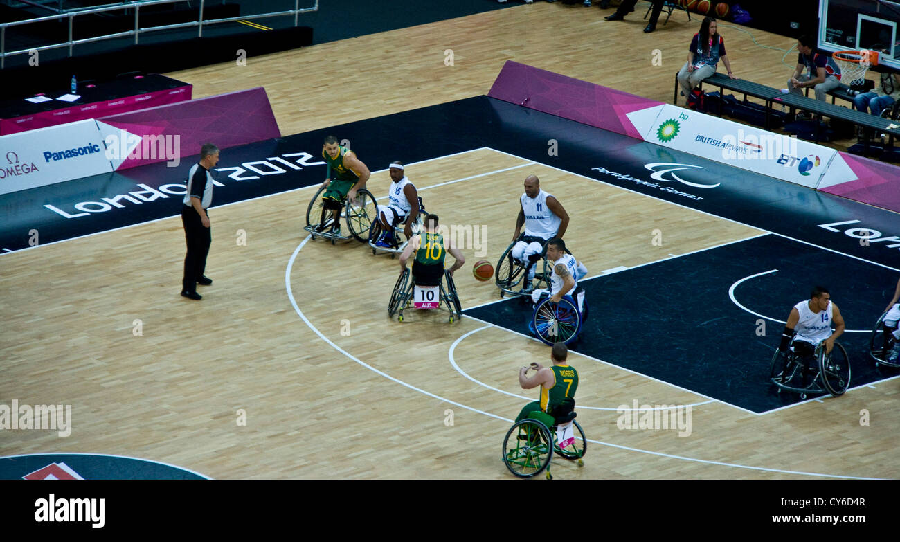 Grupo mens de baloncesto en silla de ruedas un partido entre Australia e Italia en los Juegos Paralímpicos de Londres 2012. Australia ganó 68 - 48. Foto de stock