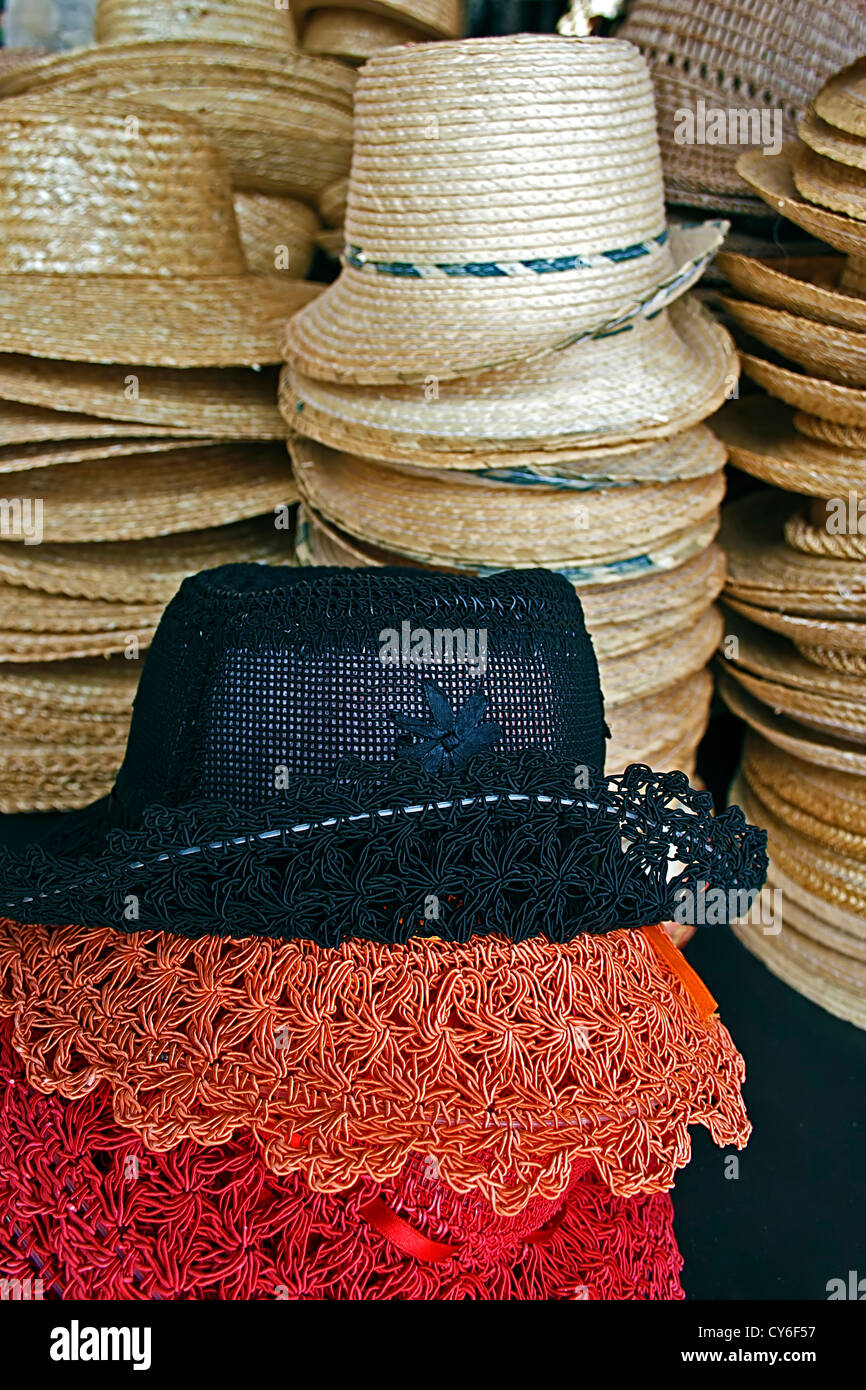Sombreros de paja para hombre fotografías e imágenes de alta resolución -  Alamy