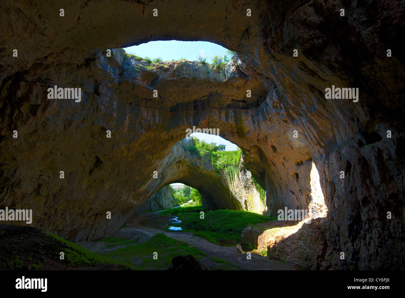 Cueva Devetashka situada en el norte de Bulgaria Foto de stock