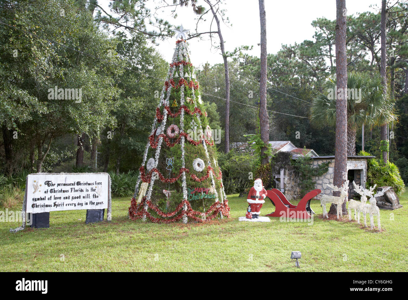 Mostrar árbol de navidad permanente en la ciudad de Navidad florida usa Foto de stock