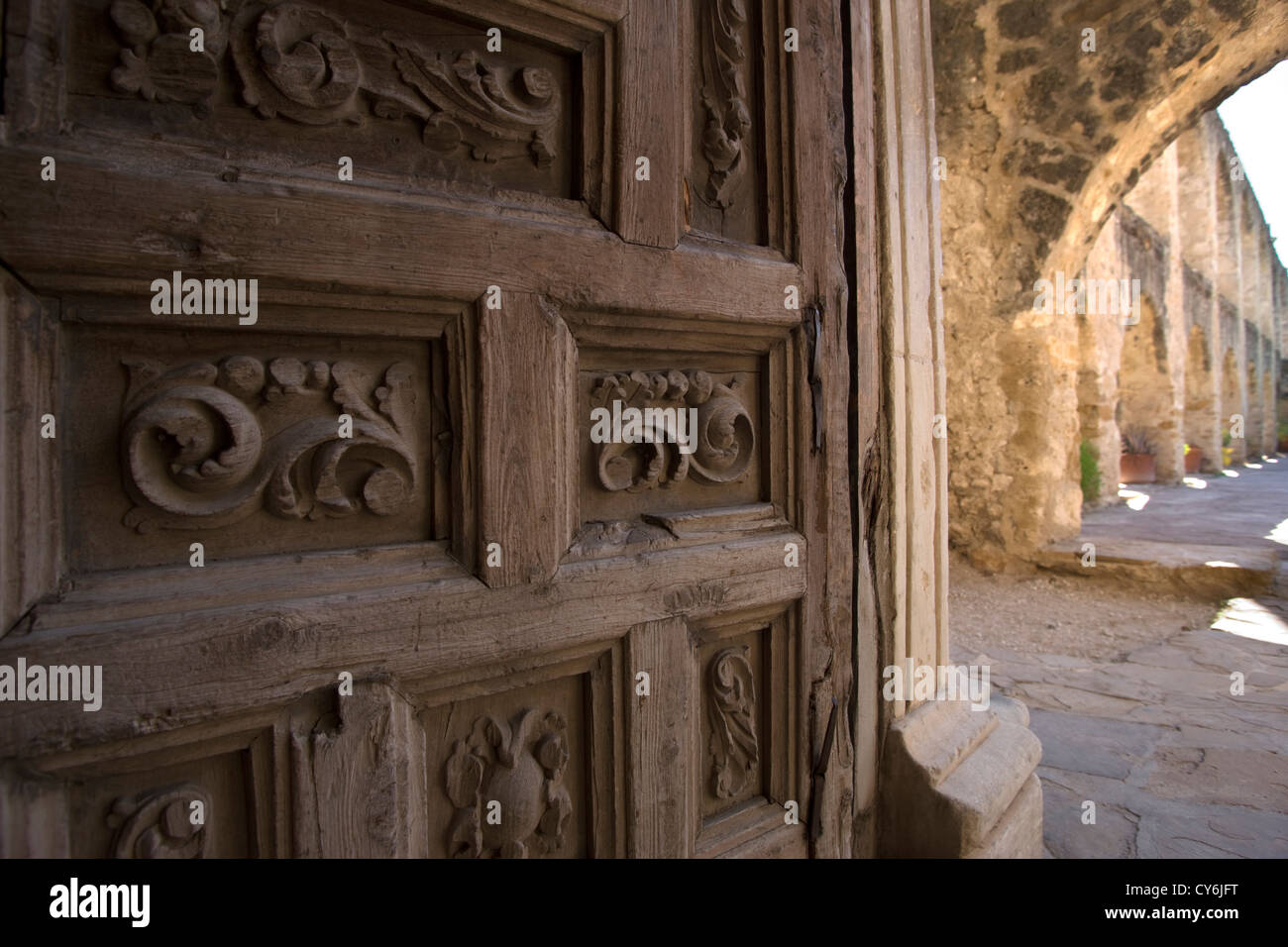 Detalle de la antigua puerta de madera tallada, la Misión SAN JOSE SAN ANTONIO TEXAS USA Foto de stock