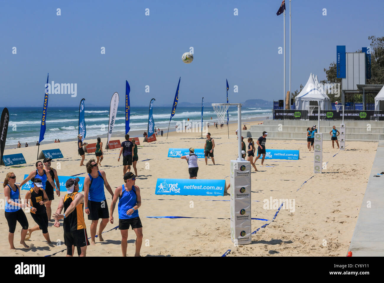 El juego está en la playa de baloncesto en la playa de Surfers Paradise por primera vez para esta rama del deporte de los tradicionales Foto de stock