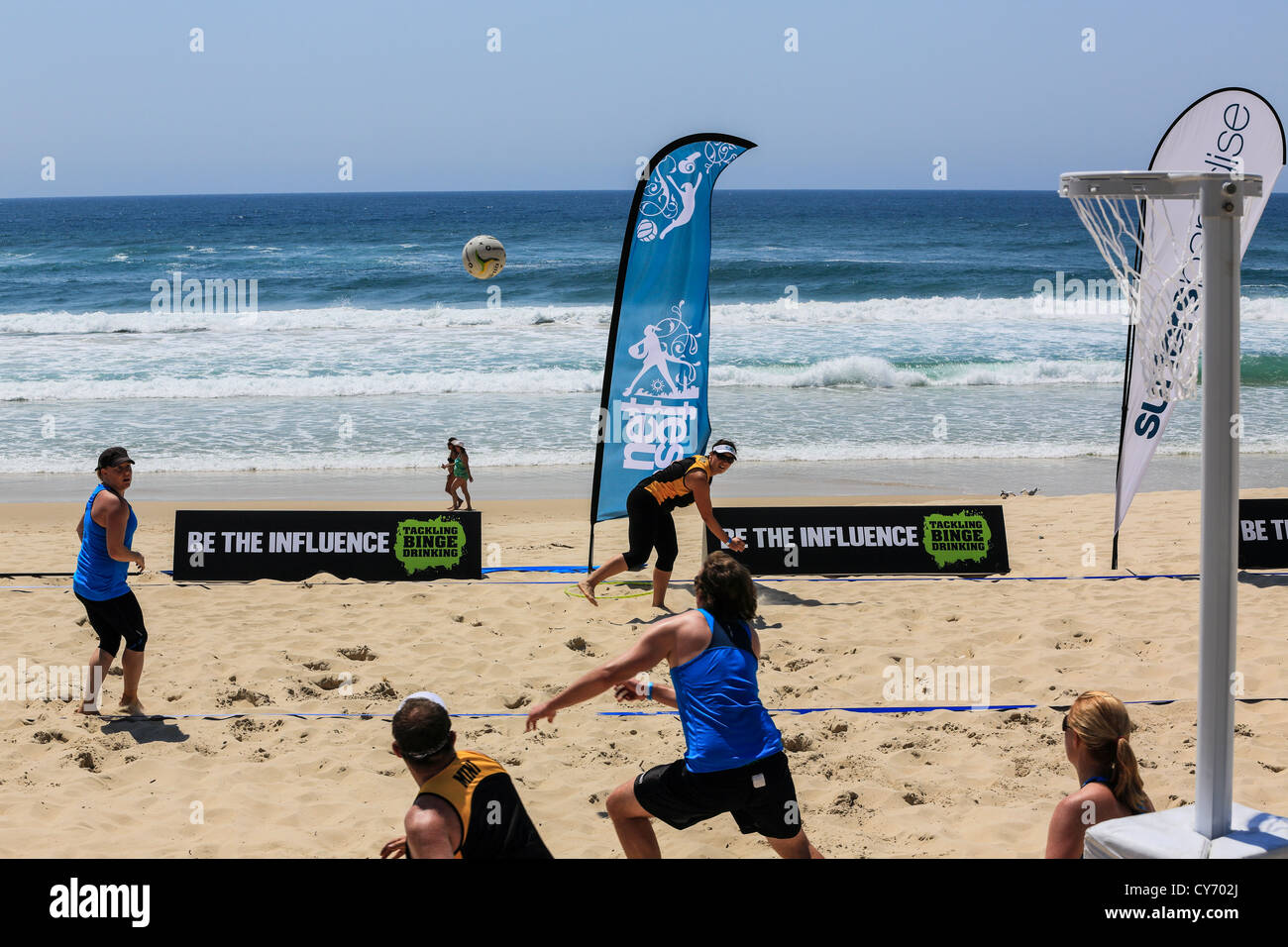 El juego está en la playa de baloncesto en la playa de Surfers Paradise por primera vez para esta rama del deporte de los tradicionales Foto de stock