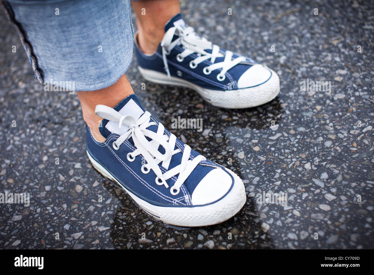 Par de zapatillas azules fotografías e imágenes de alta resolución - Alamy