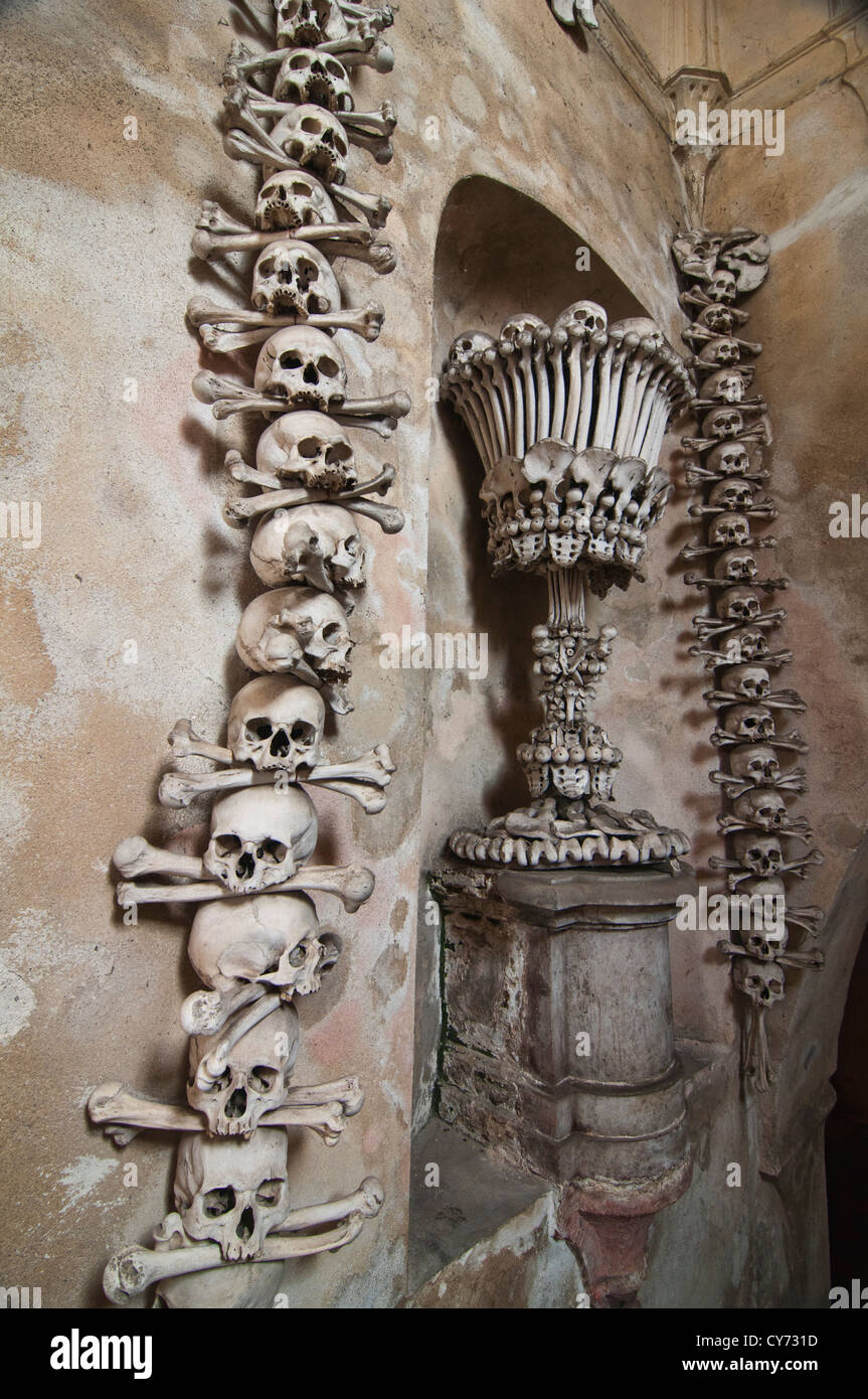 La extraña Iglesia de hueso en Kutná Hora, cerca de la ciudad de Praga, República Checa, donde todo está hecho de huesos humanos Fotografía de stock - Alamy La extraña Iglesia de hueso en Kutná Hora, cerca de la ciudad de Praga, República Checa, donde todo está hecho de huesos humanos Fotografía de stock - Alamy