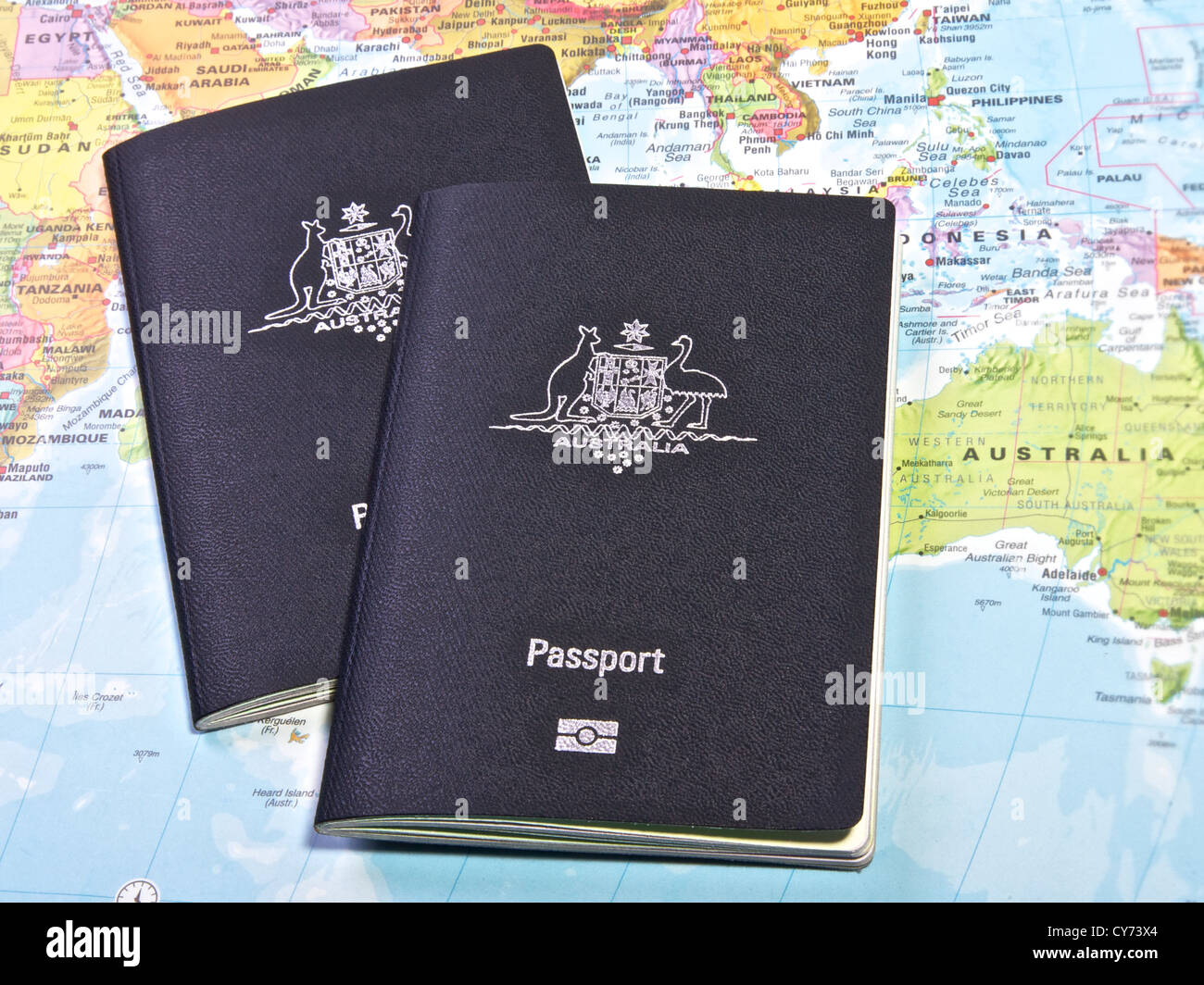 Pasaporte australiano con el mapa del mundo en el fondo Foto de stock