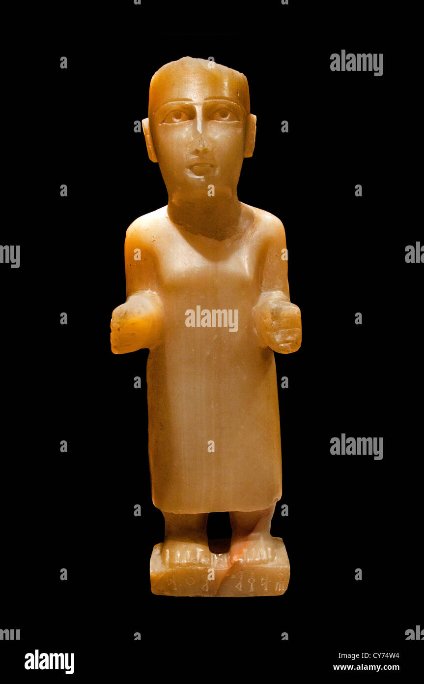 Figura masculina permanente tarde 1er milenio a.c. suroeste de Arabia Saudí 37,5 cm de yeso de alabastro Foto de stock
