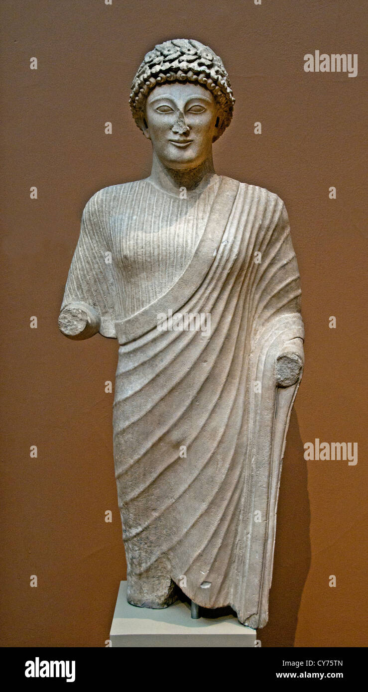 Estatua de piedra caliza de una juventud clásico de comienzos del siglo V A.C. 111 cm chipriota griego de Chipre Grecia Foto de stock