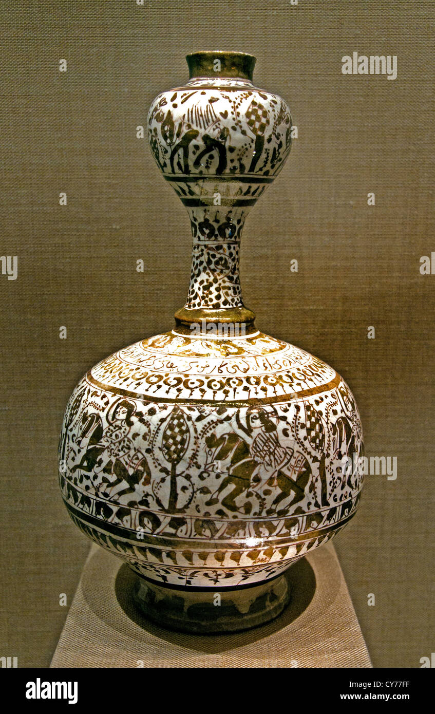 Botella12th century irán Stonepaste lustre opaco pintado en esmalte monocromo 19 cm cerámica Irán Foto de stock