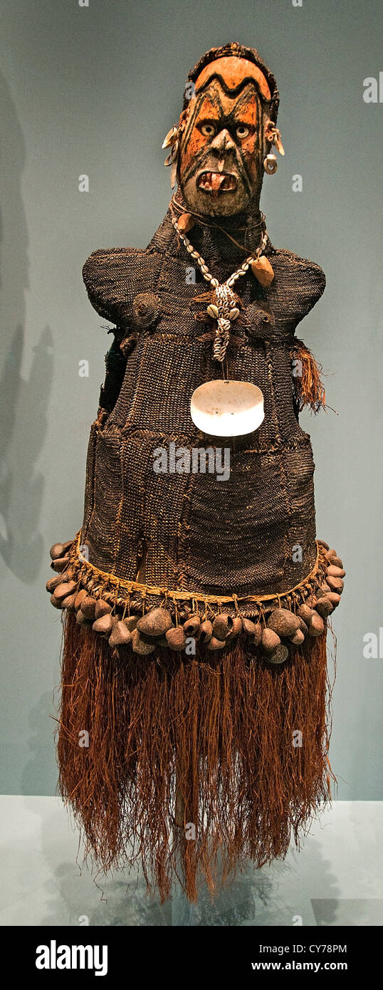 Traje de baile19th-de principios del siglo XX, oriente de Papua Nueva Guinea río Sepik Iatmul personas 60 cm fibra wook pasto semillas shell paint Foto de stock