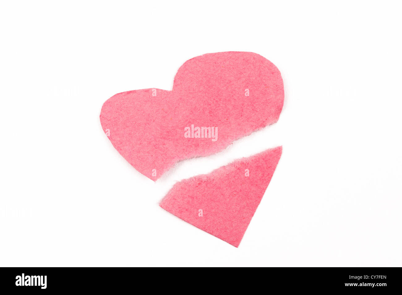 Forma de corazón roto hechas de papel rosado Foto de stock