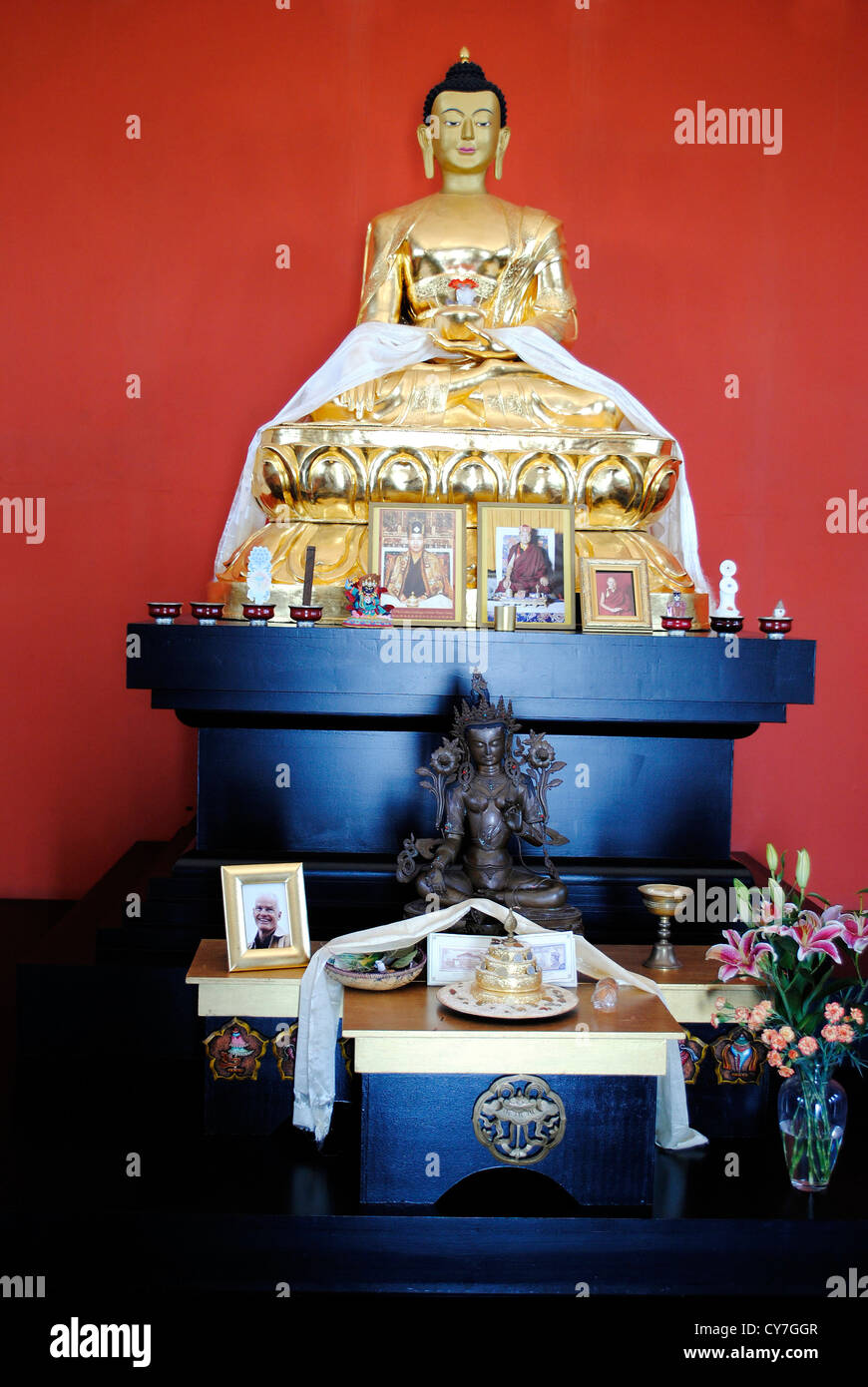 Altar en el templo budista Foto de stock