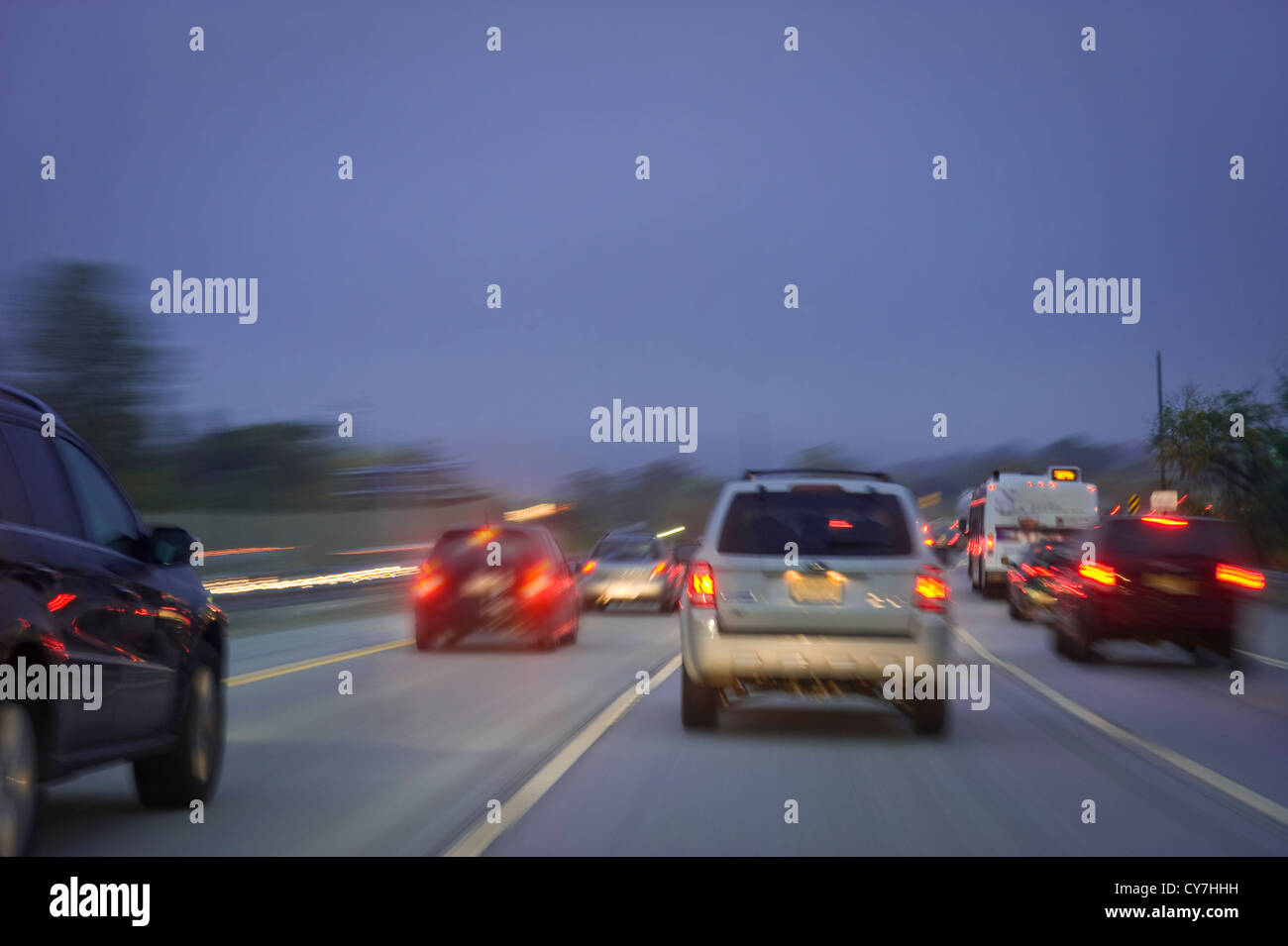 Los coches en la autopista por la noche con el desenfoque de movimiento Foto de stock