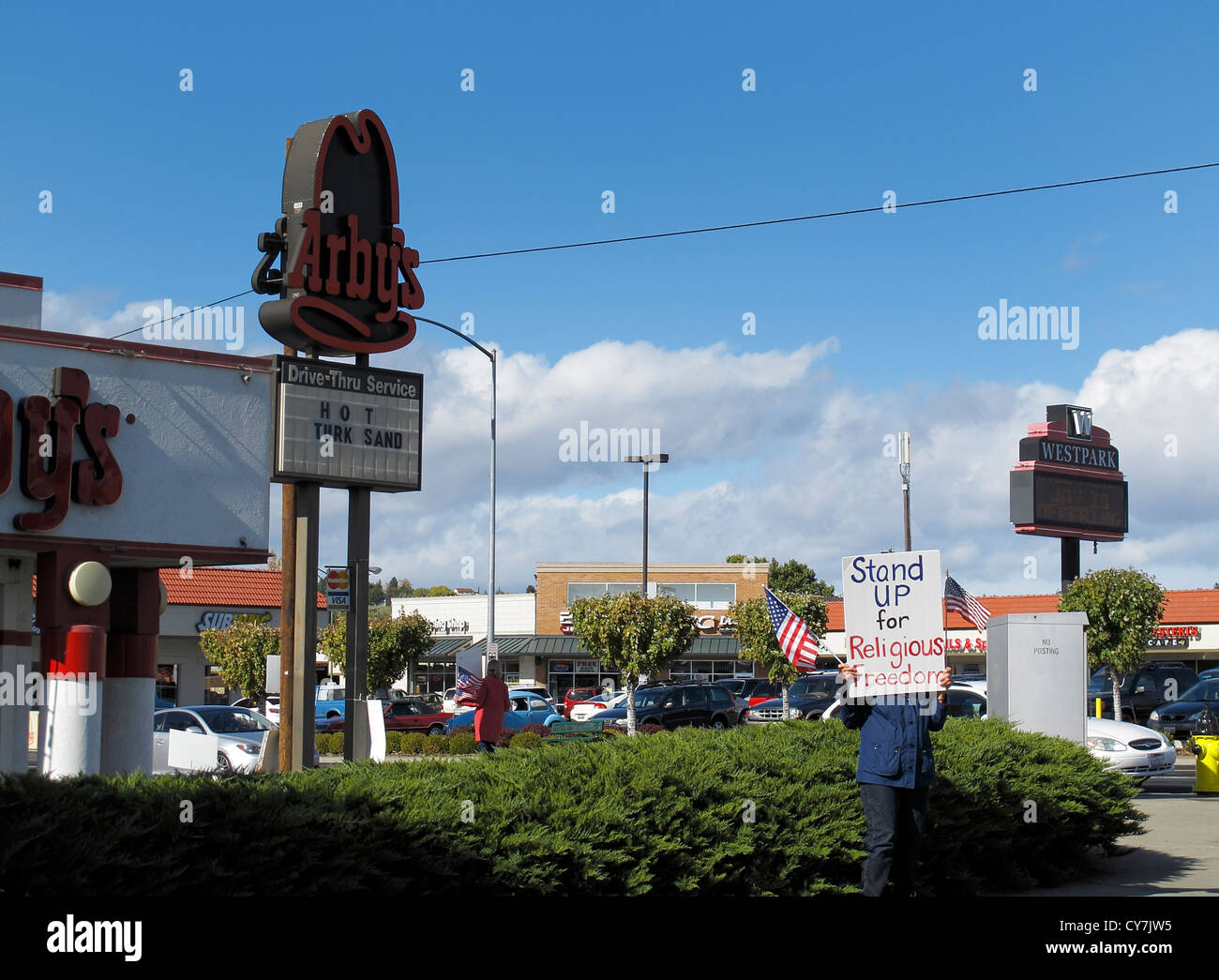 YAKIMA, WA - 20 de octubre. Manifestante sosteniendo un cartel durante el nacional de defender la libertad religiosa Rally. Foto de stock