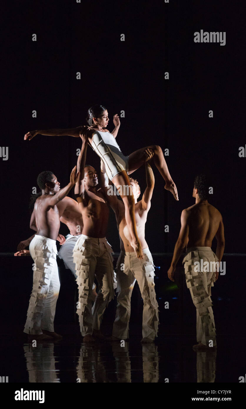 Rambert Dance Company realice la nueva pieza 'Laberinto de amor' por el coreógrafo Marguerite Donlon en el Sadler's Wells Theatre Foto de stock