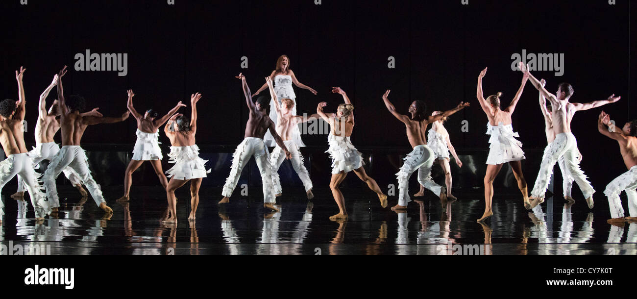 Rambert Dance Company realice la nueva pieza 'Laberinto de amor' por el coreógrafo Marguerite Donlon en el Sadler's Wells Theatre Foto de stock