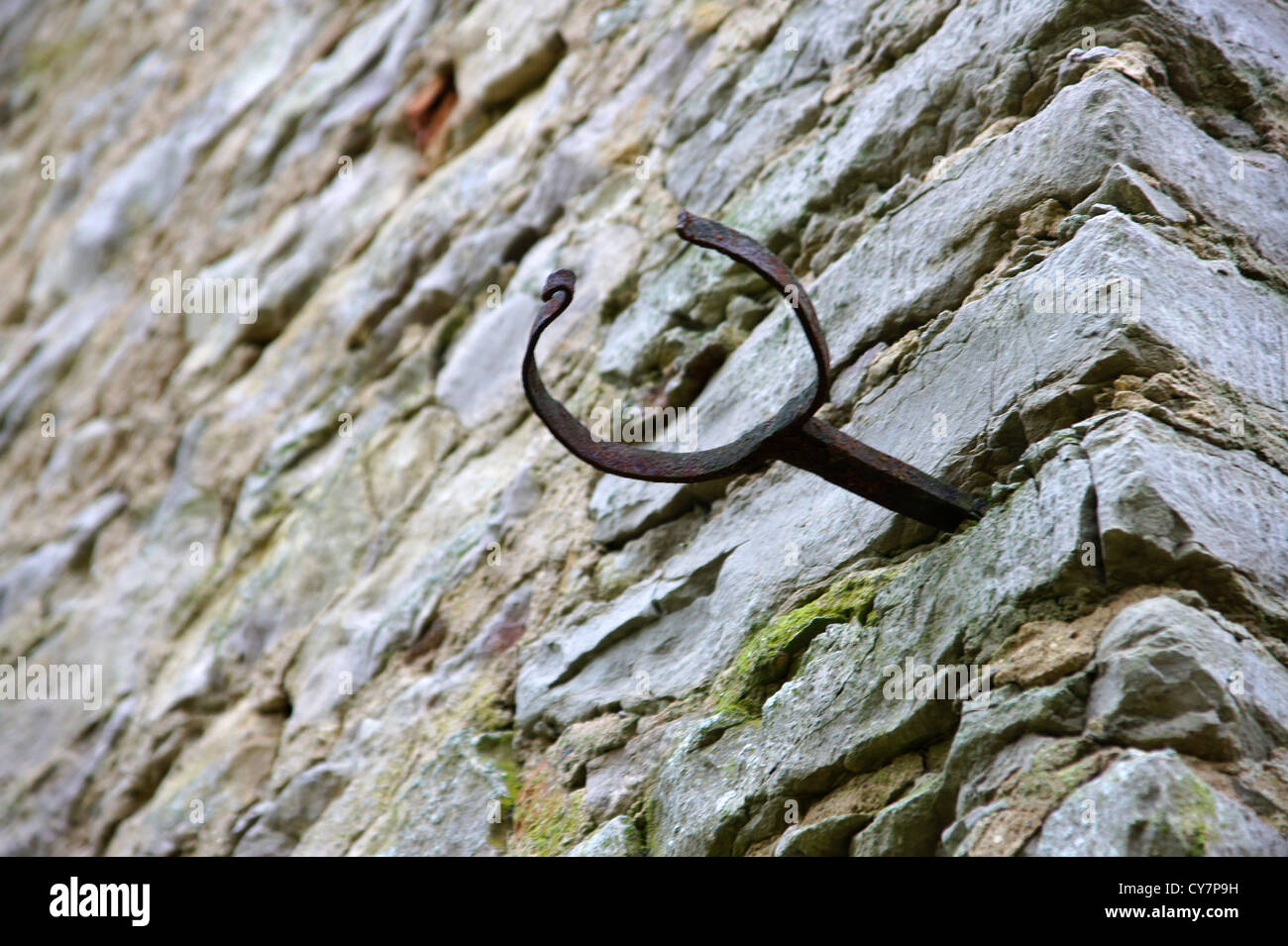 El forjado, la fijación de una pipa en un muro de piedra Foto de stock