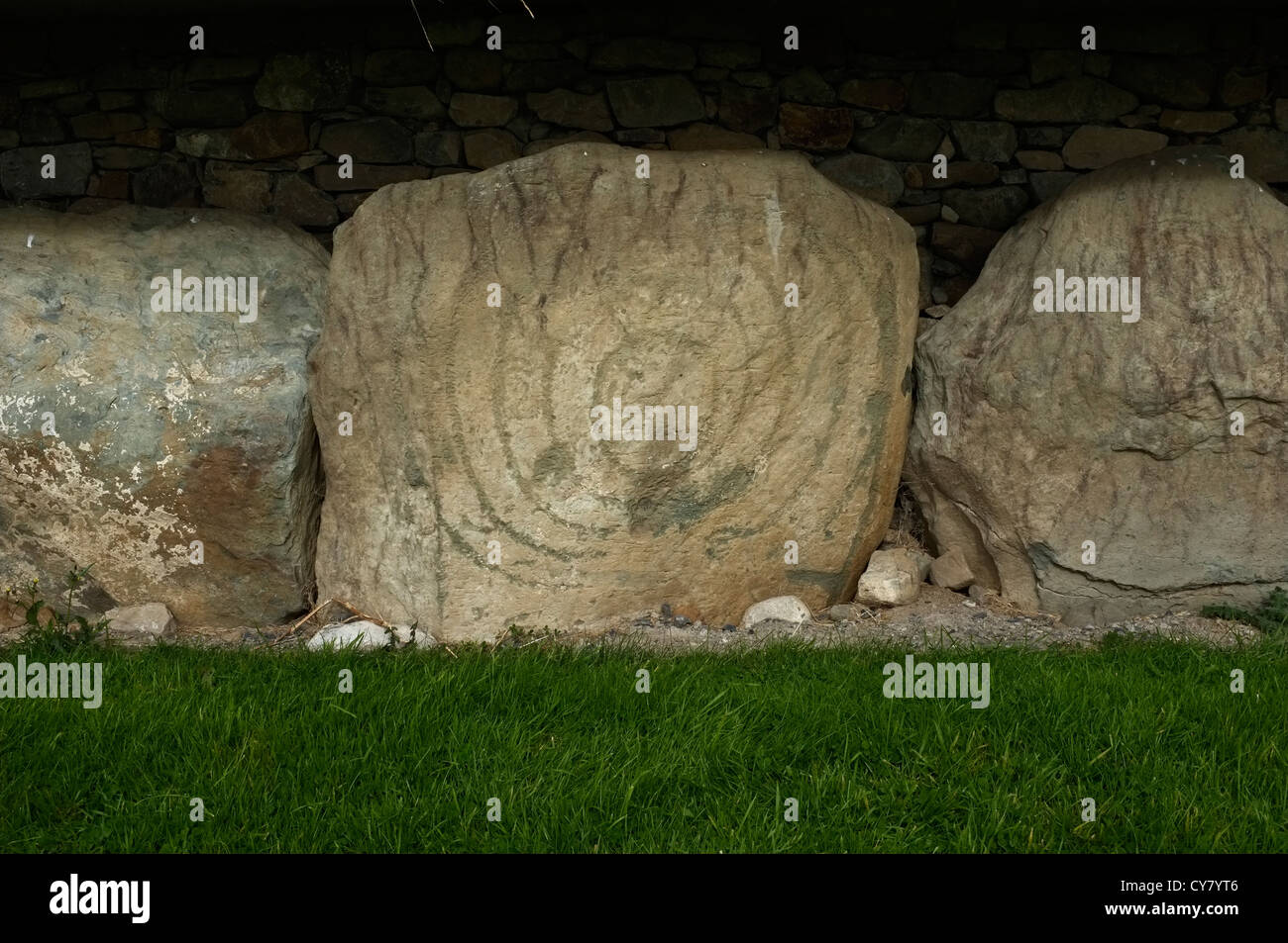 Un curbstone con espirales de la edad de piedra y otras marcas en el