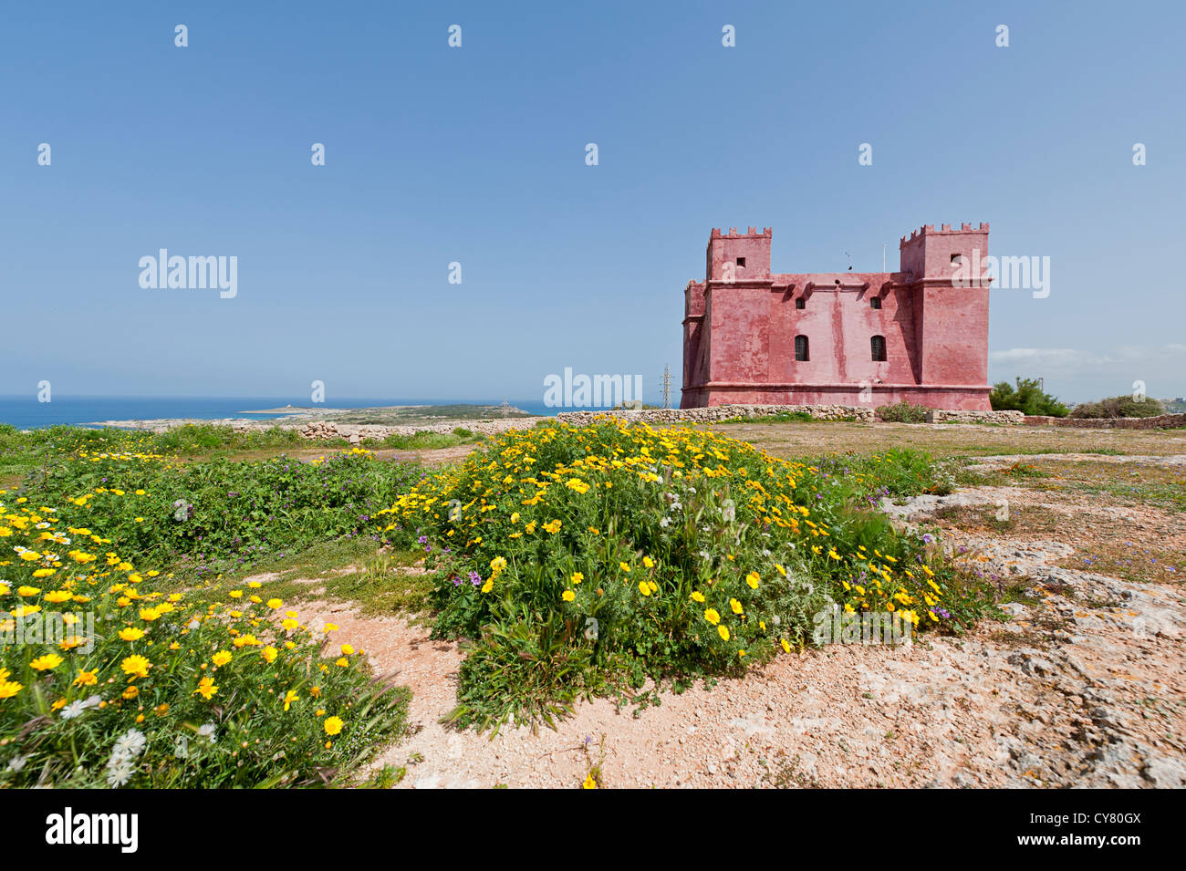 Torre roja en Mellieha Malta Foto de stock