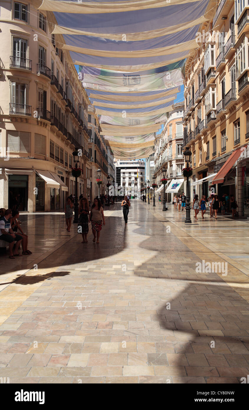 Málaga en medio del verano, con material utilizado para proteger al público  contra el calor del sol Fotografía de stock - Alamy