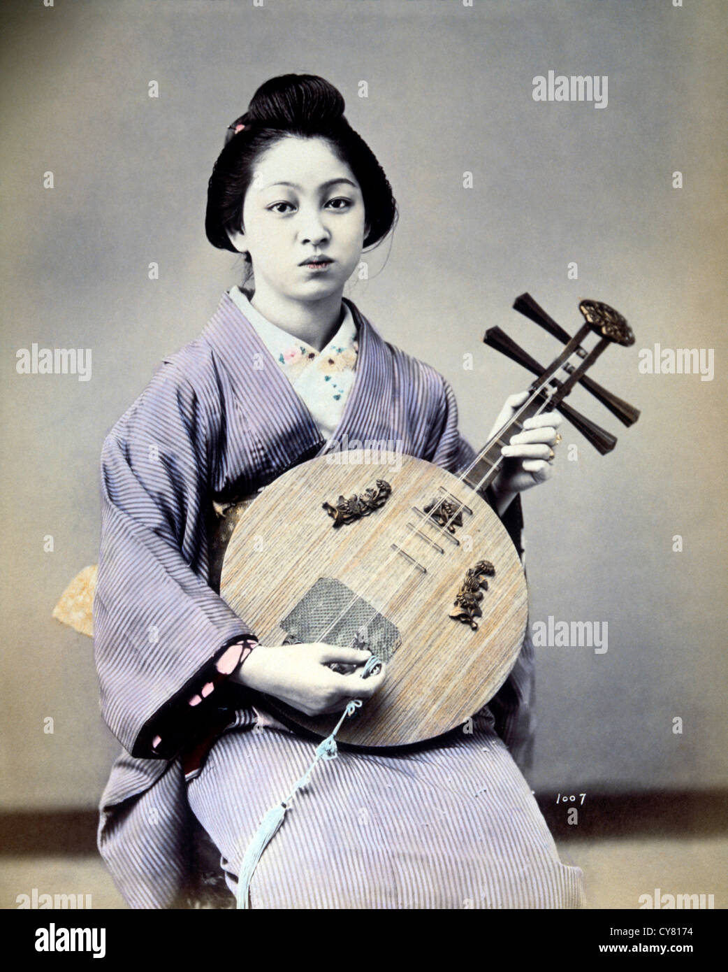 Mujer músico japonés, albúmina Hand-Colored Fotografía, circa 1879  Fotografía de stock - Alamy
