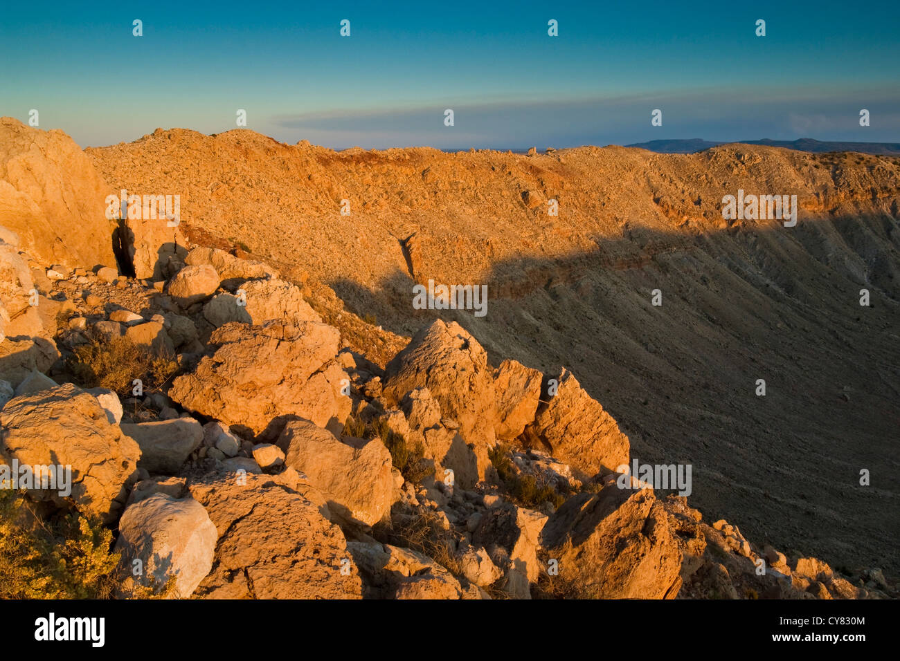 Rocas en el borde del cráter a Meteor Crater, también conocido como cráter Barrenger, cerca de Winslow, Arizona Foto de stock