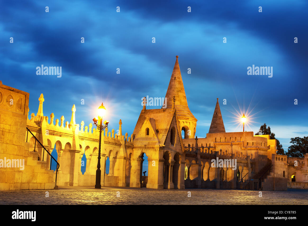Bastión de los pescadores en la noche en Budapest Hungría Foto de stock