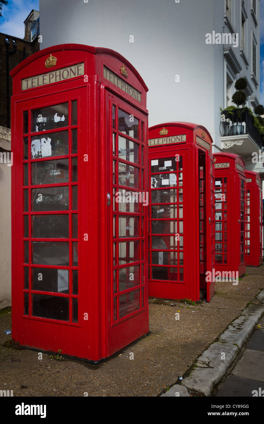Las cabinas de teléfono rojo típico en la ciudad de Londres. Foto de stock