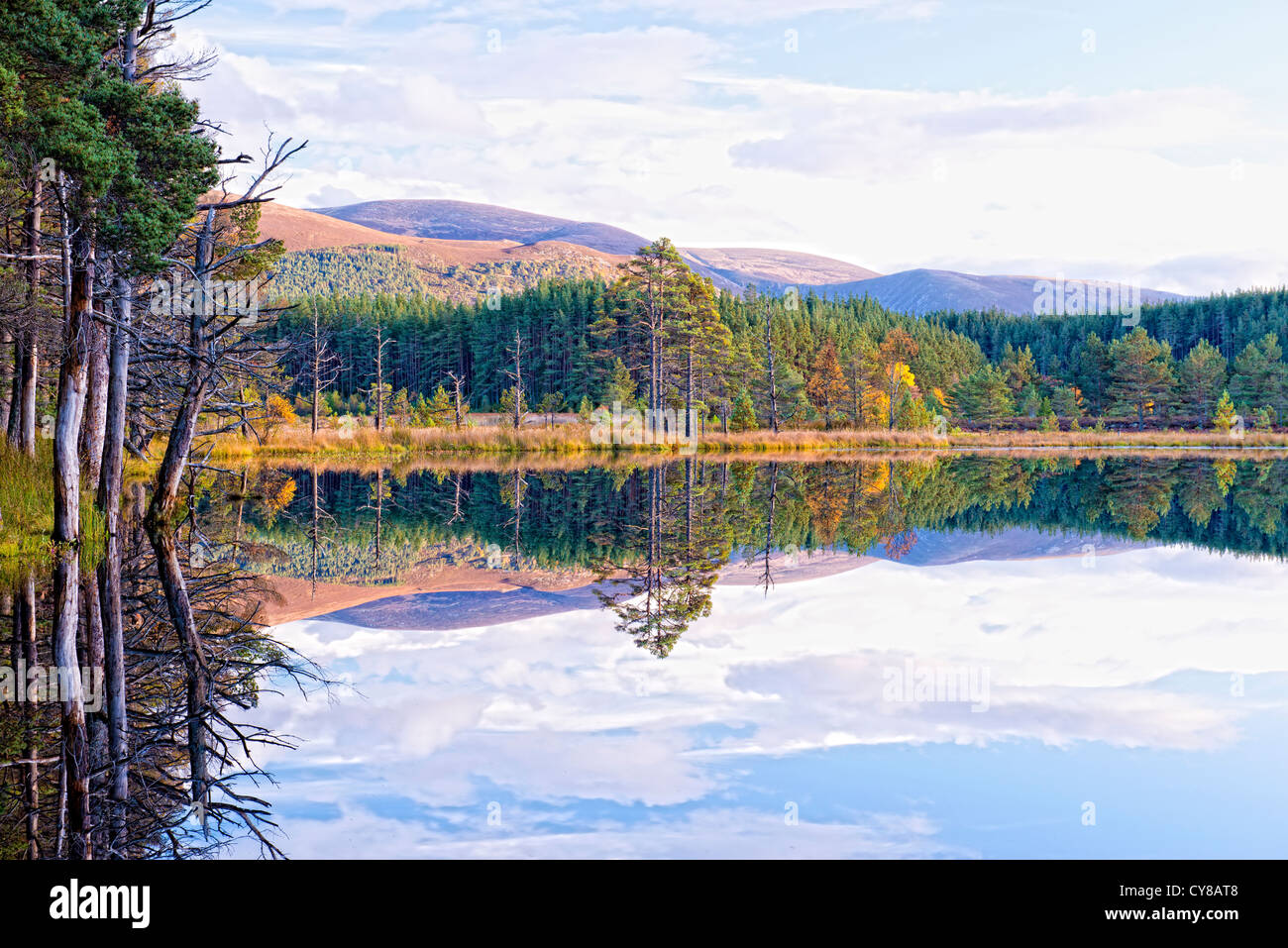 Uath lochens un pequeño grupo de lagos en el parque nacional carmgorm Escocia Foto de stock