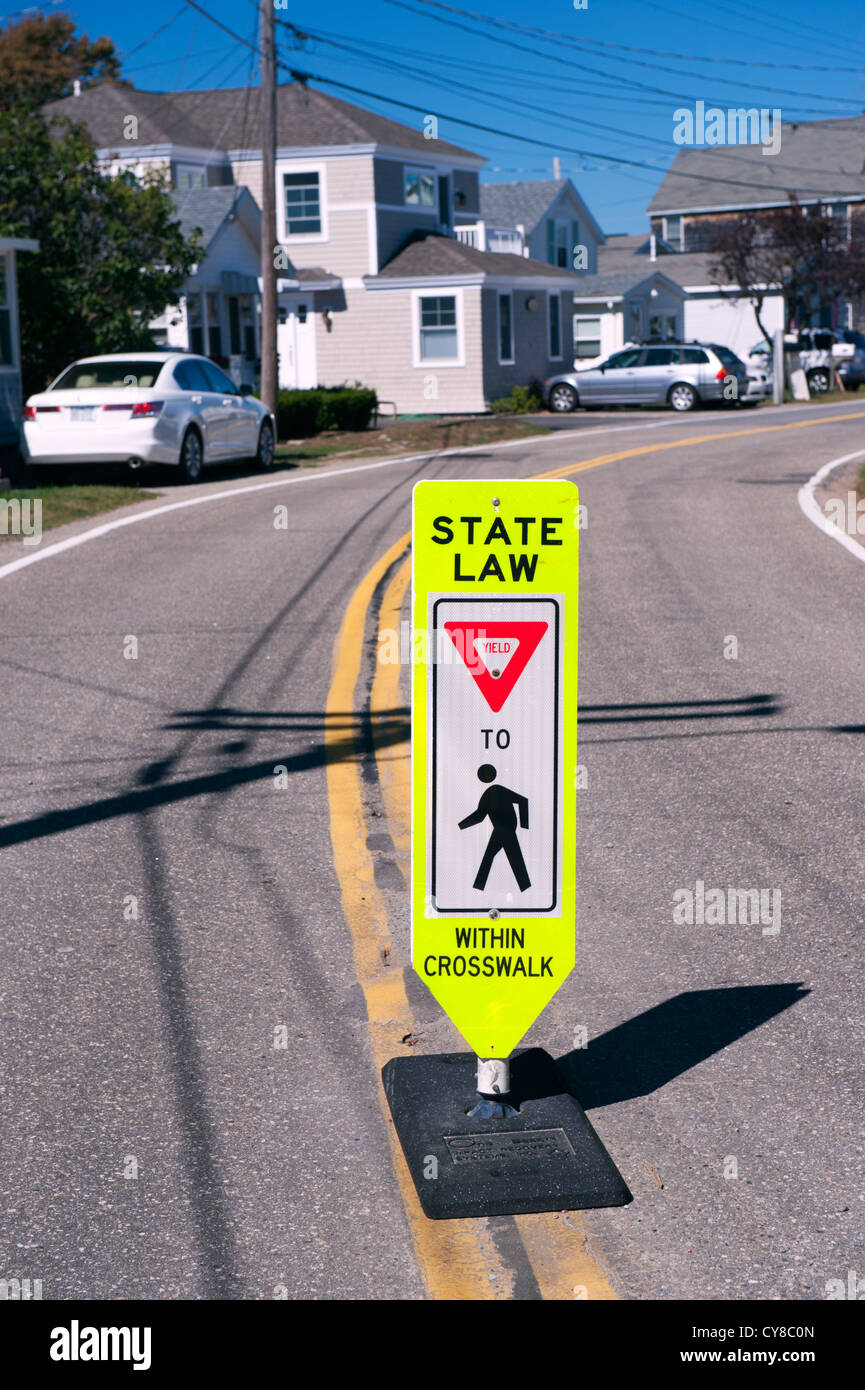 "Ceda el paso a los peatones en el cruce peatonal" signo en Wells Beach, Maine, Estados Unidos. Foto de stock