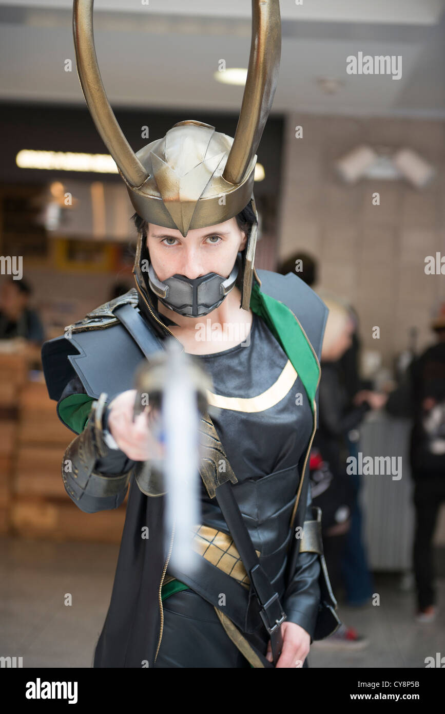 Londres, Reino Unido - 27 de octubre: Cosplayer suplantando el carácter Loki posa para fotógrafos en la Comicon Londres MCM Expo. Foto de stock