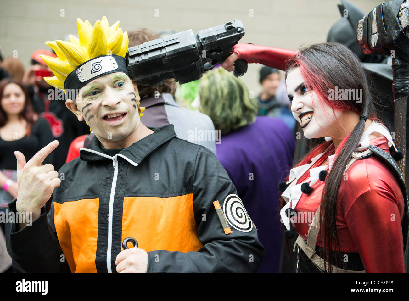 Londres, Reino Unido - 28 de octubre: Cosplayers suplantando Naruto y Harley Quinn posar para fotógrafos en la Comicon Londres MCM Expo. Foto de stock