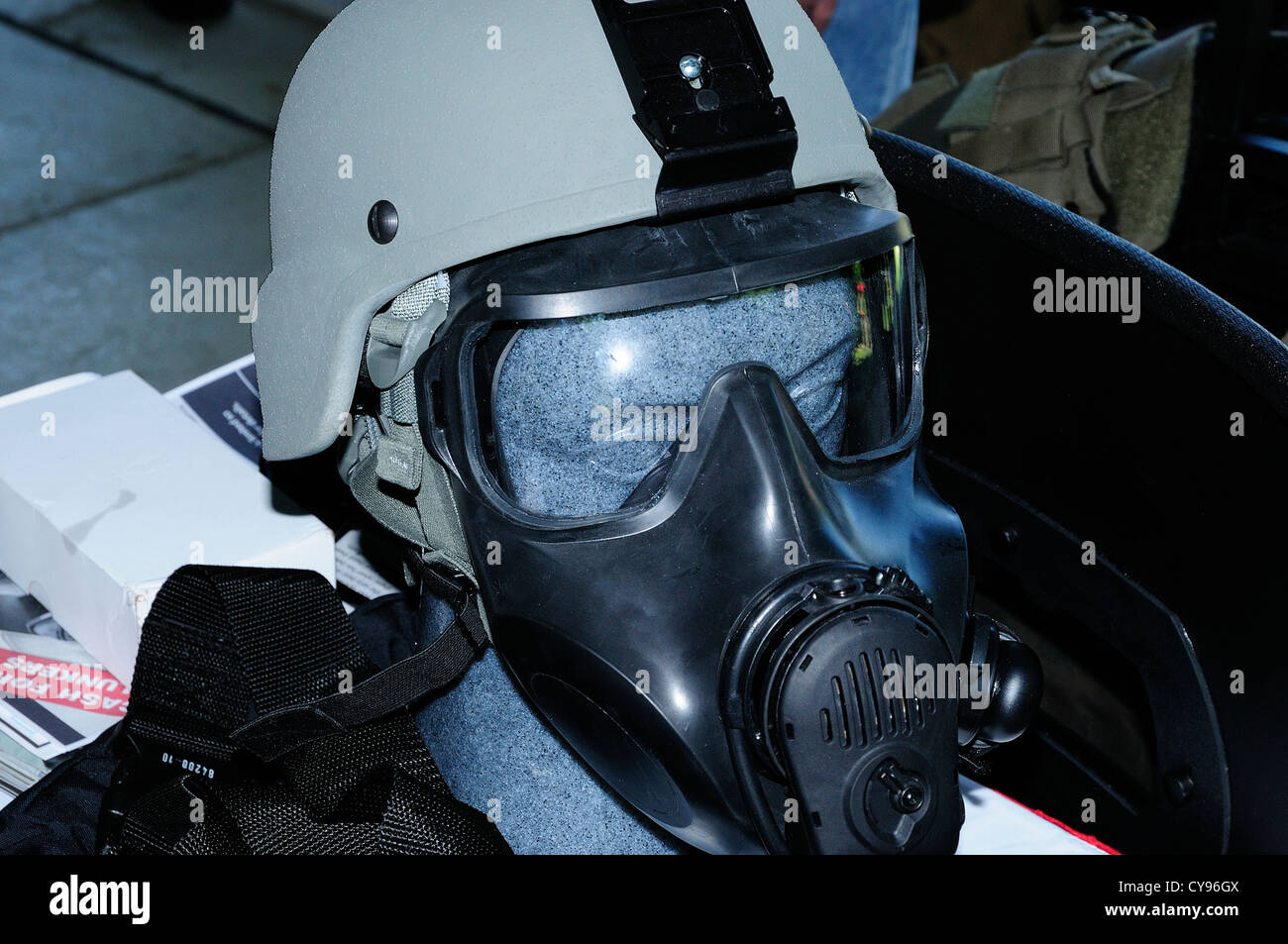 Casco antidisturbios de la policía y la máscara de gas en la pantalla en la  Convención Fotografía de stock - Alamy