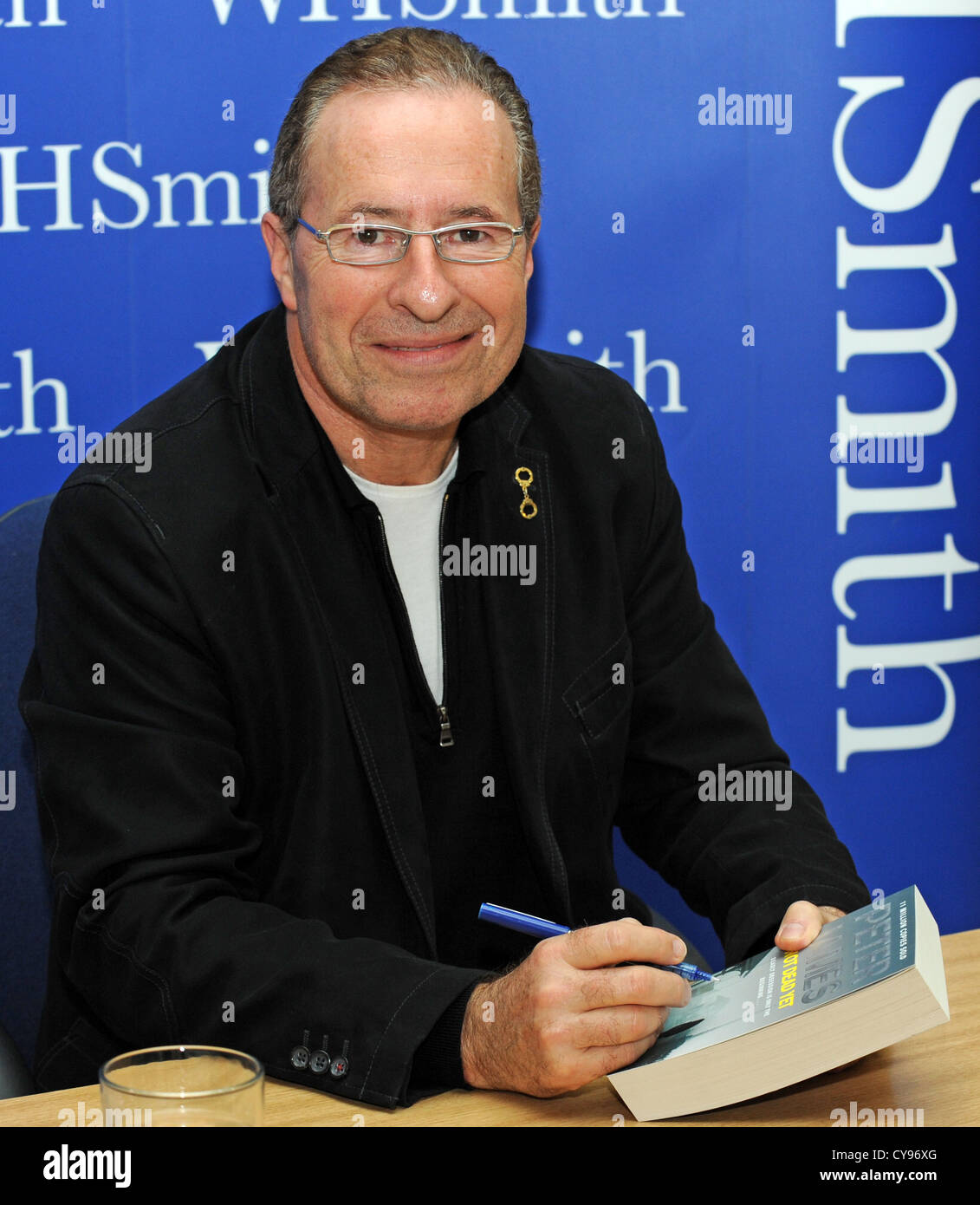 Crimen novelista Peter James signos de copias de su último libro no ha muerto en Brighton Churchill Square Foto de stock