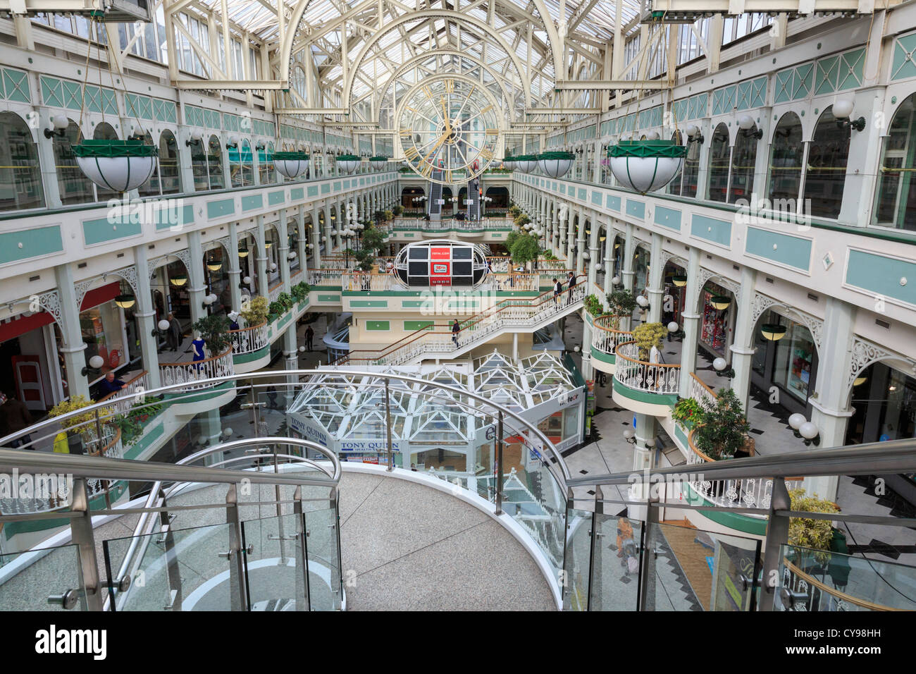 Escalera interior de St Stephen's Green Shopping Centre, con balcones a cada lado. Dublín, Irlanda, Irlanda del Sur. Foto de stock