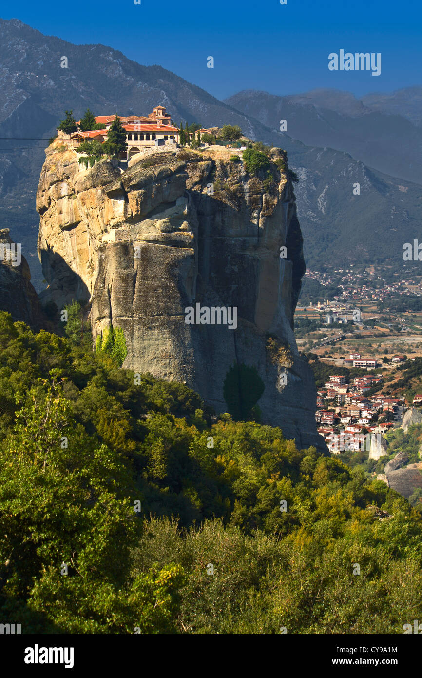 En la zona monasterios colgantes de Kalampaka Meteora en Grecia Fotografía de - Alamy
