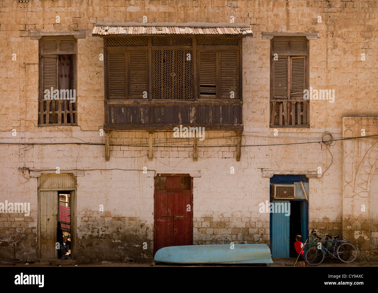 Moucharabieh sobre un edificio otomano en Massawa, Eritrea Foto de stock