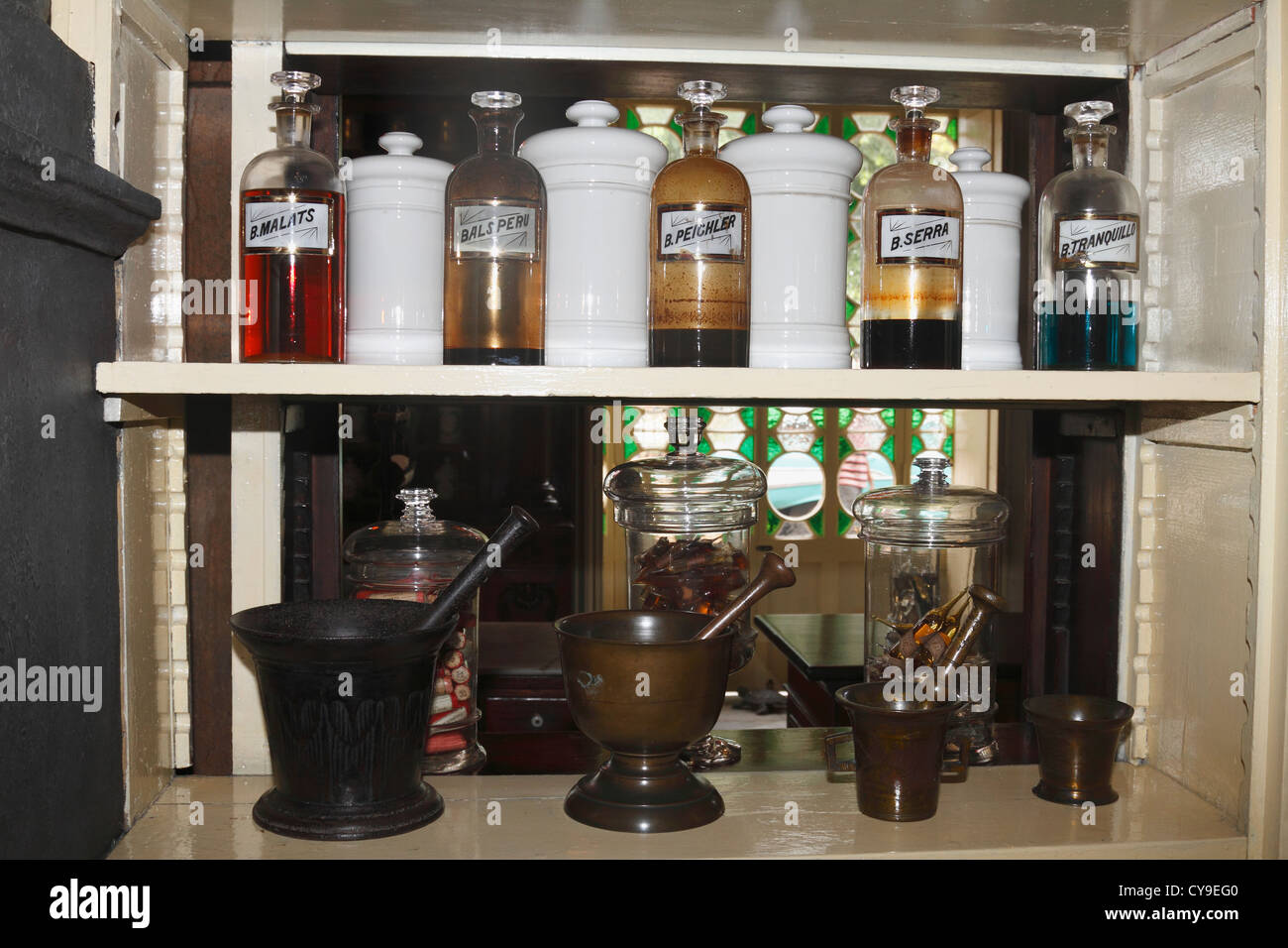 Química Farmacéutica frascos y botellas a la Botica La Francesa, fue fundado por el Dr. Ernesto Triolet. Matanzas, Cuba Foto de stock
