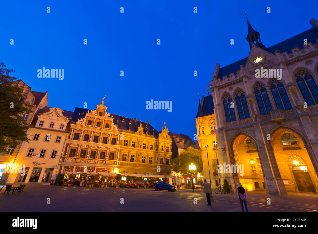 Los restaurantes, el Ayuntamiento, el Guildhall, FISCHMARKT Square, el centro histórico, Erfurt, Turingia, Alemania Foto de stock