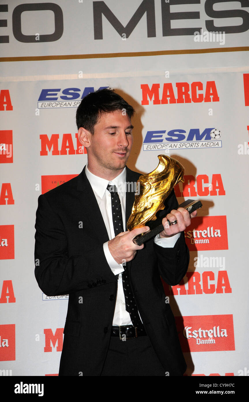 Leo Messi recibe la Bota de Oro, ha sido adjudicado por Luis Suárez. 291012  Barcelona. foto: fototext BCN Fotografía de stock - Alamy