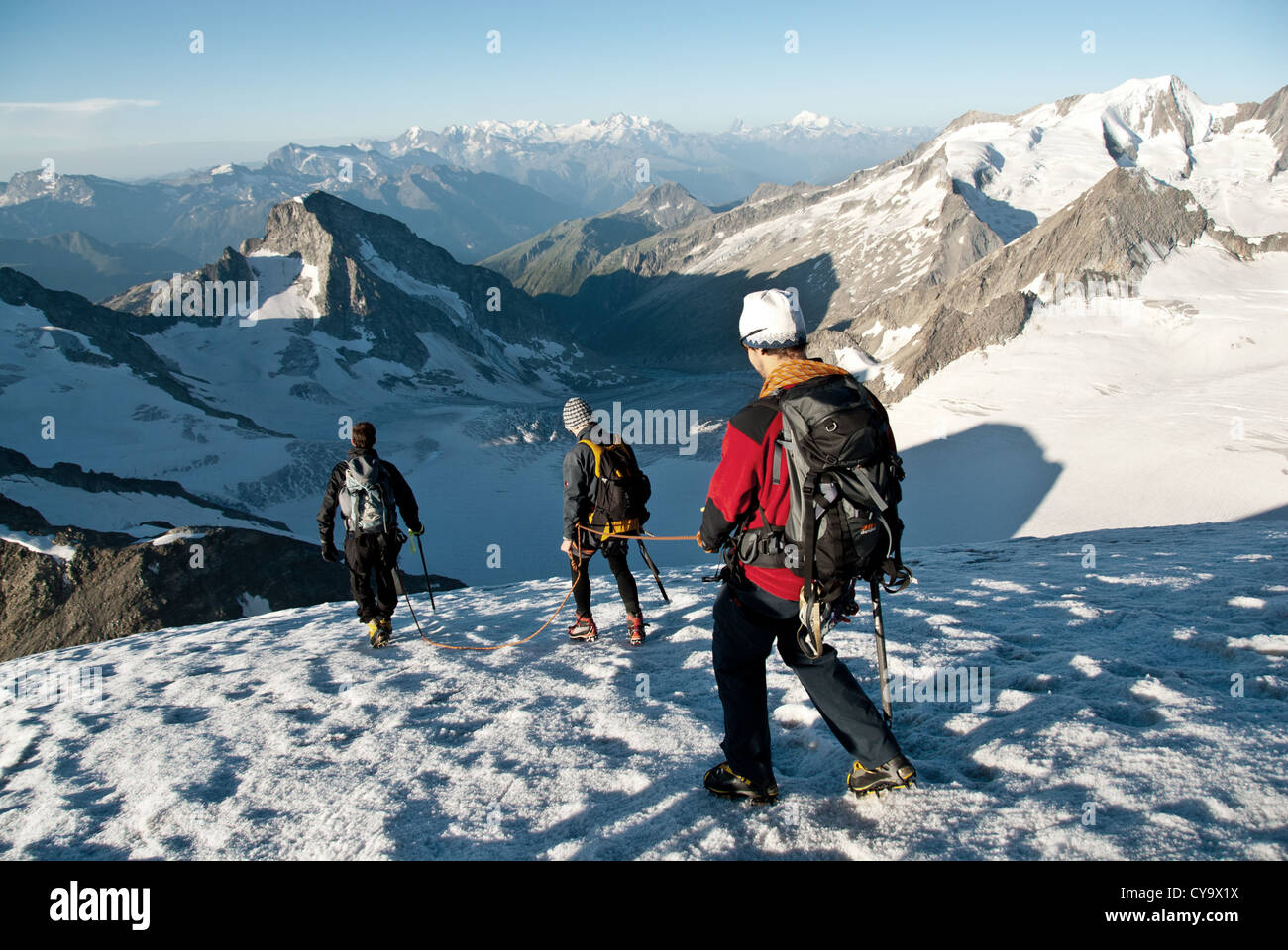 Escaladores Oberaarhorn descendente (3631 m) de los Alpes Berneses, Suiza Foto de stock