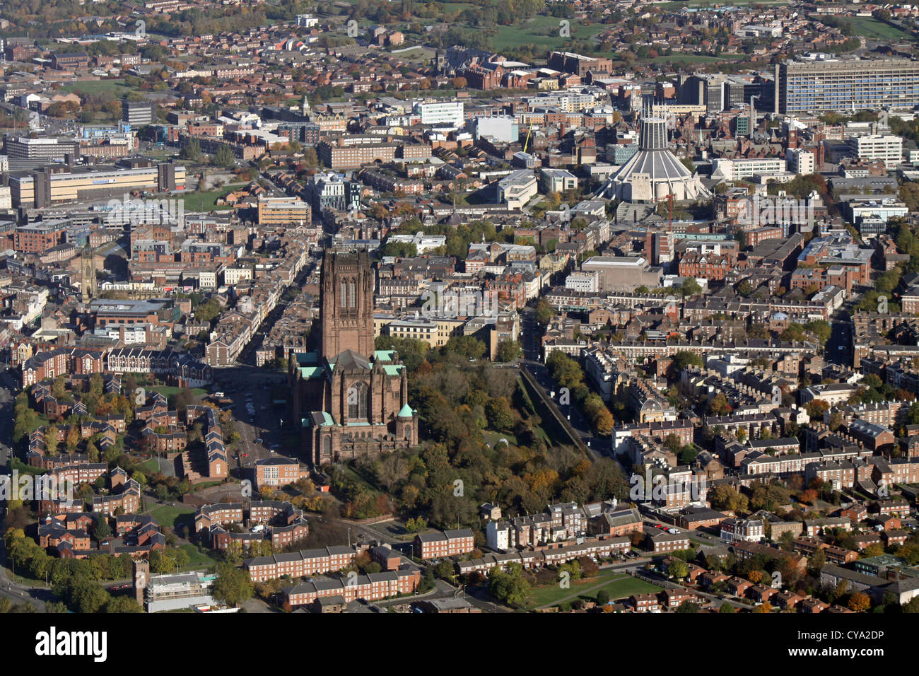 Vista aérea de las dos catedrales de Liverpool, la Catedral Metropolitana, católica y anglicana de Cristo Rey Foto de stock