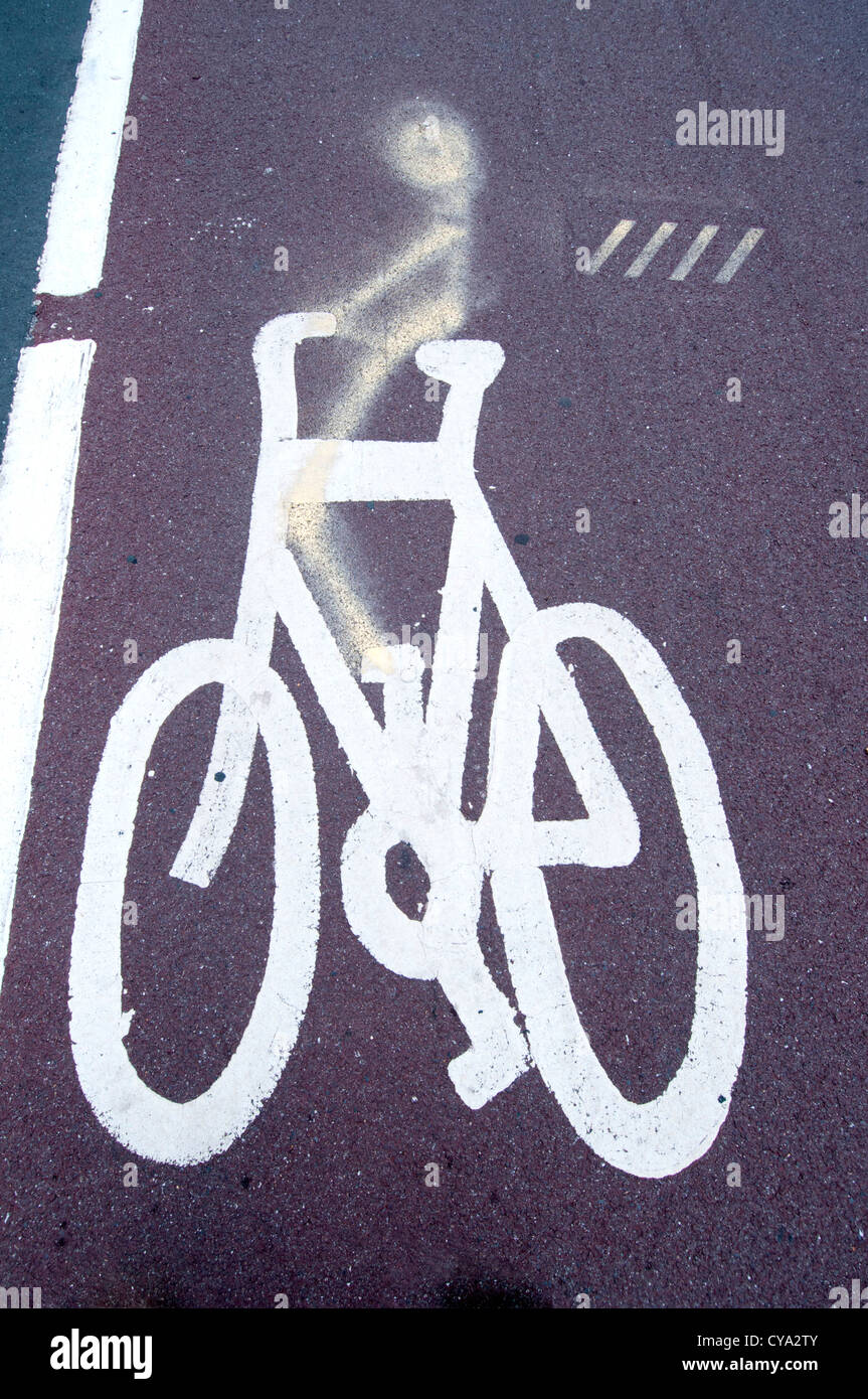 Graffiti en un carril-bici de señalización de carreteras. Foto de stock