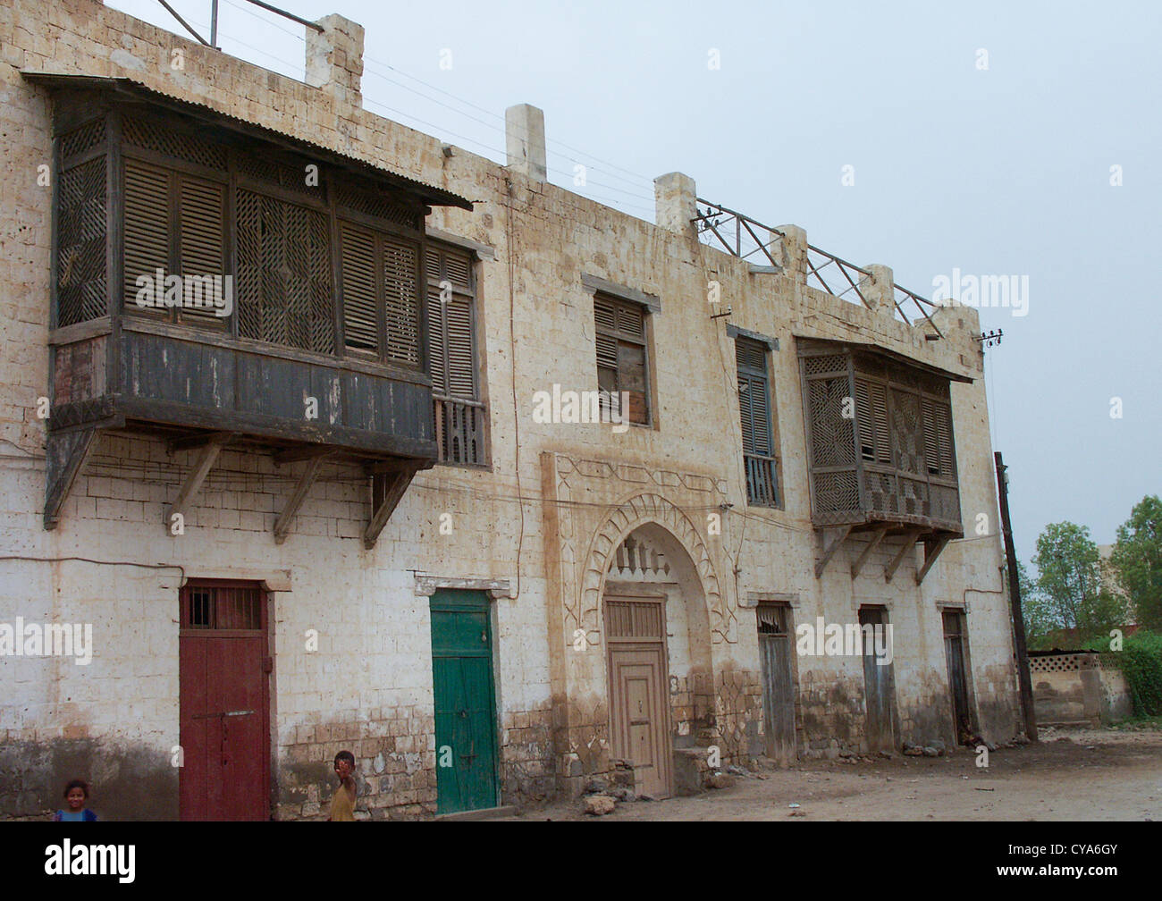 Moucharabieh sobre un edificio otomano en Massawa, Eritrea Foto de stock