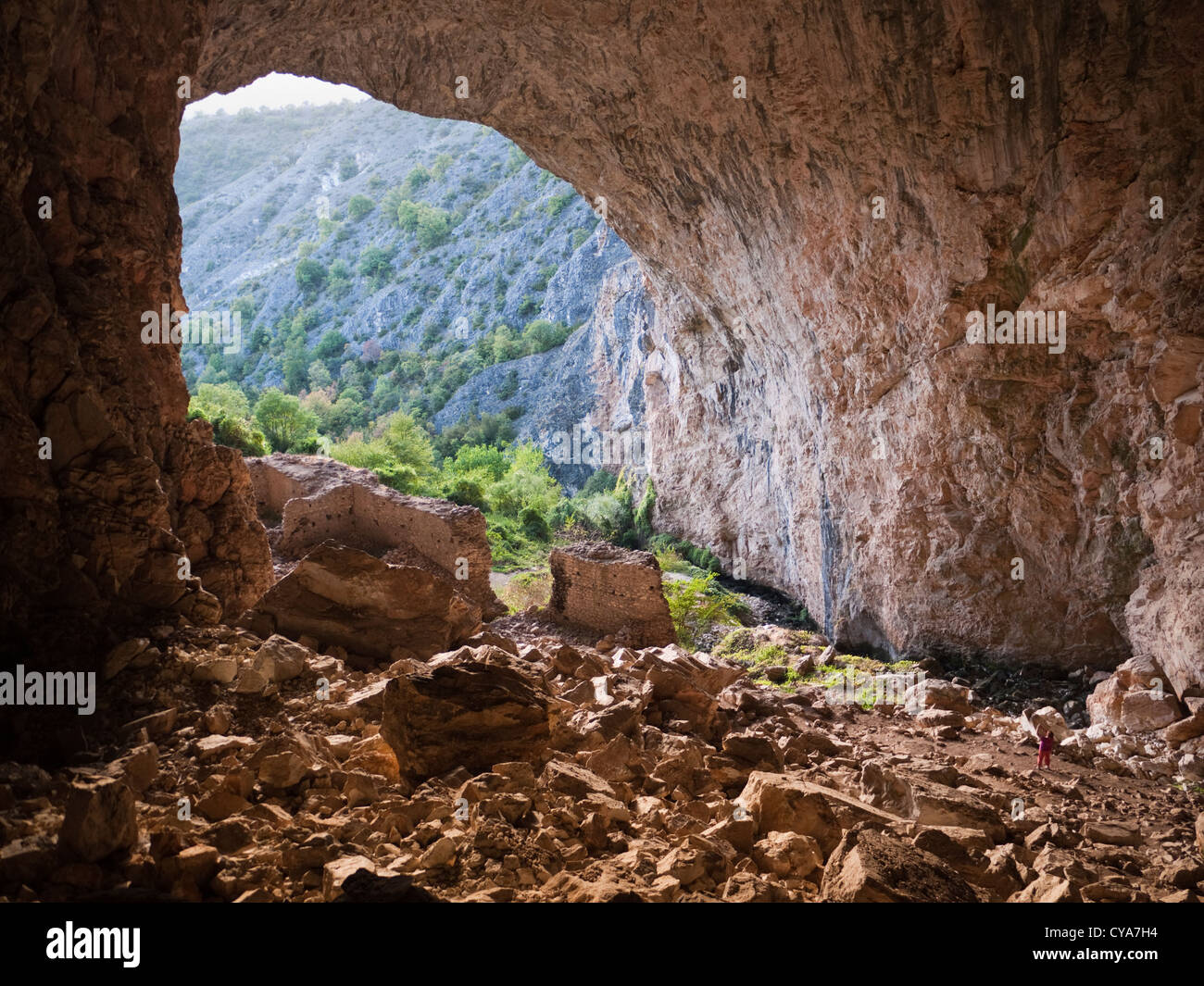 Cueva Pesna en Macedonia, completo con ruinas medievales fortaleza Turca en su interior. Situado entre Kicevo y Makedonski Brod. Foto de stock