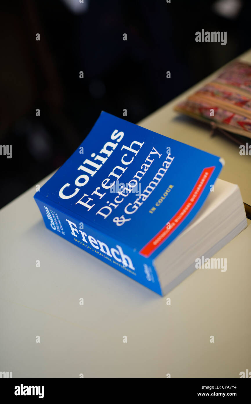 Un diccionario inglés francés en una clase de español en una escuela general secundaria , Gales UK Foto de stock