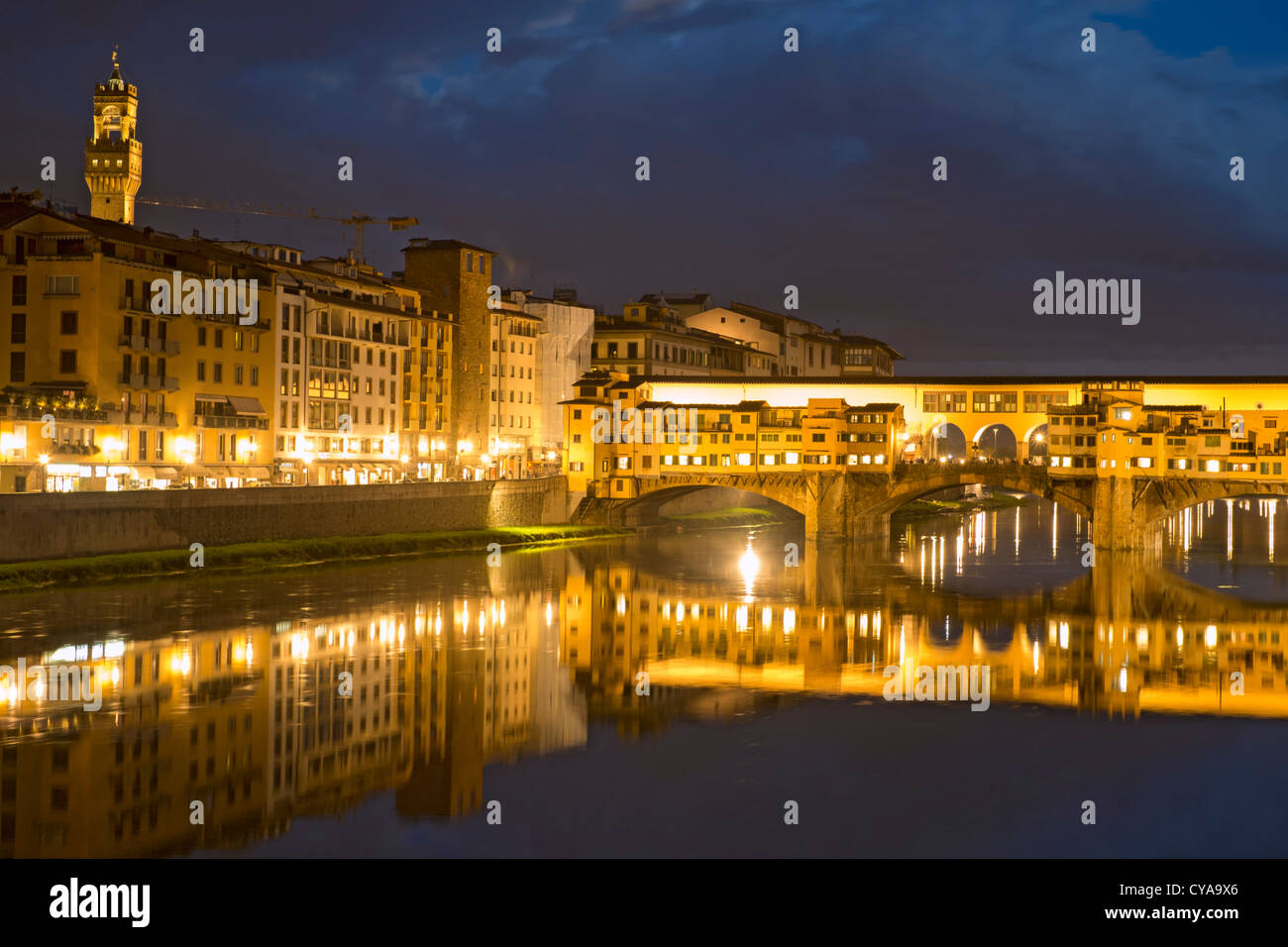 Noche ver histórico de Ponte Vecchio, puente sobre el río Arno en Florencia Italia Foto de stock