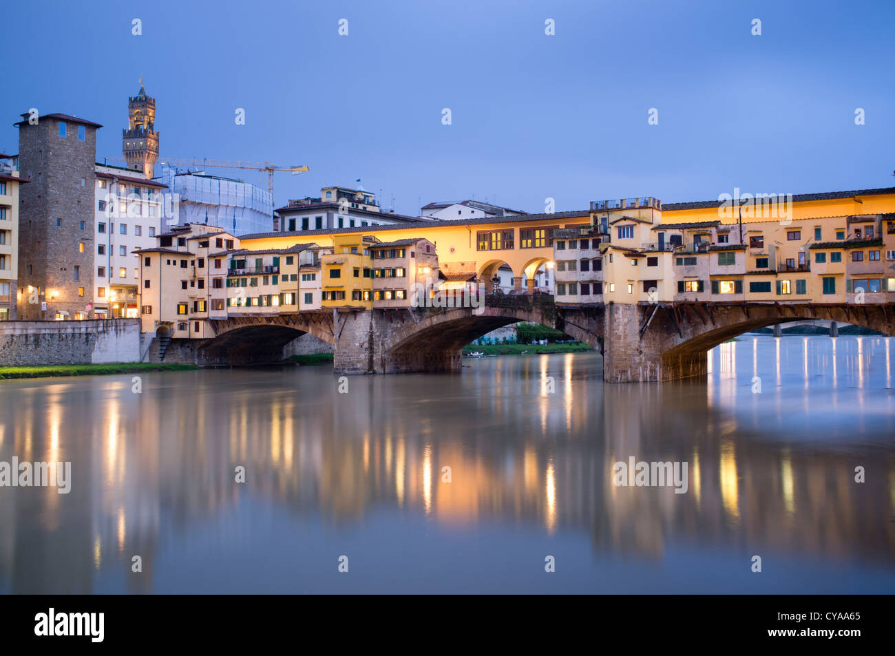 Noche ver histórico de Ponte Vecchio, puente sobre el río Arno en Florencia Italia Foto de stock
